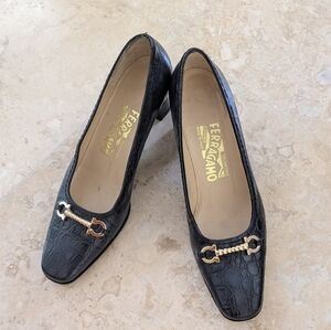 SALVATORE FERRAGAMO NAVY CROC-EMBOSSED LEATHER HORSEBIT ACCENT PUMPS 7 B